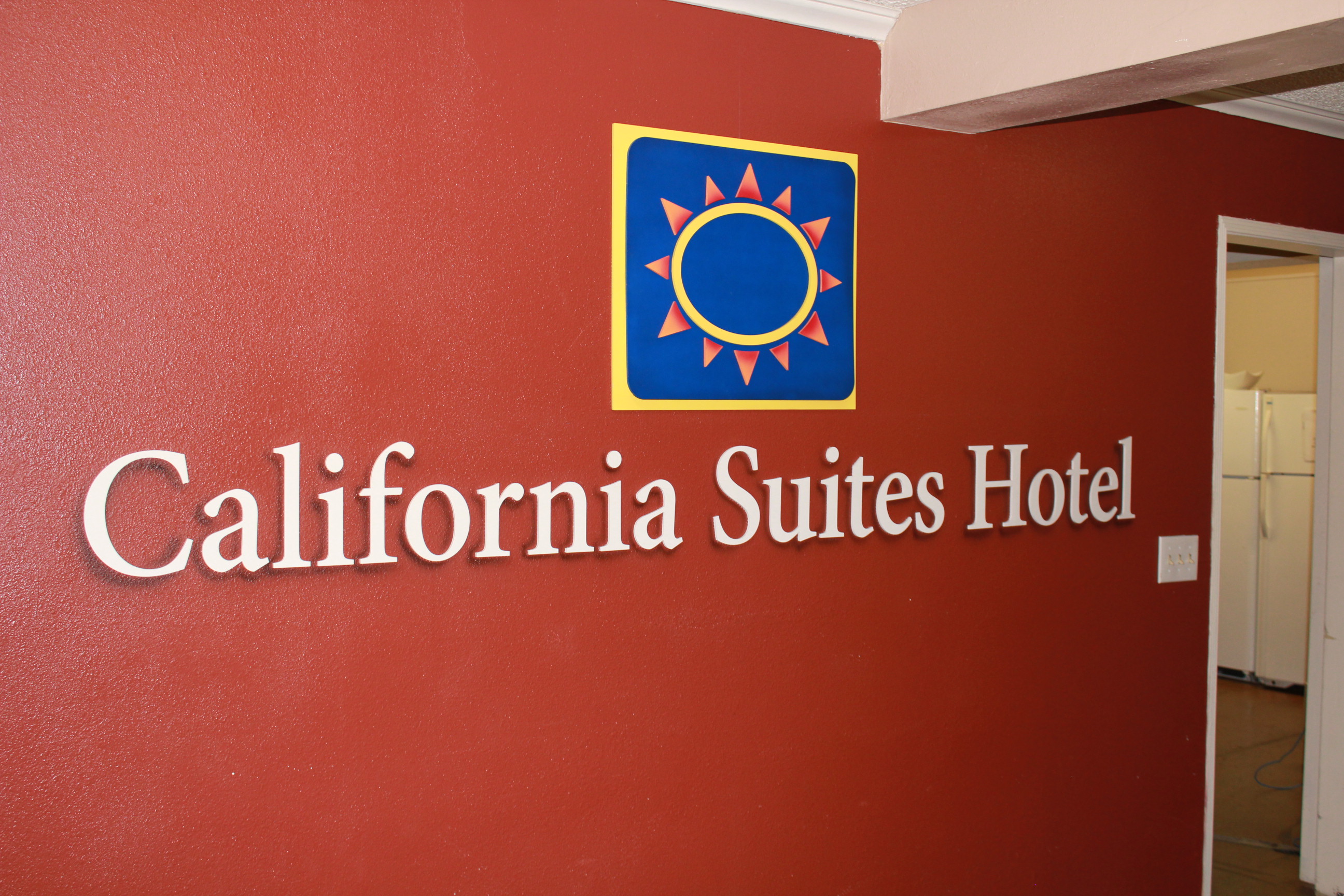 California Suites hotel logo